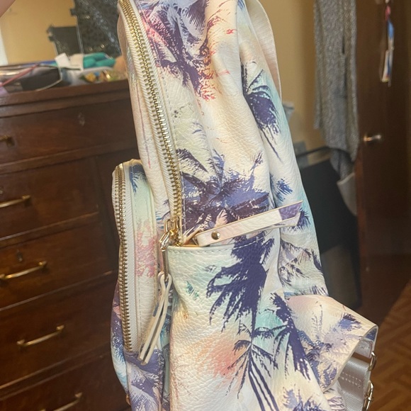 Backpack - Picture 3 of 4